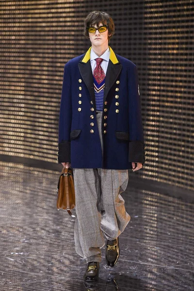 Look 16